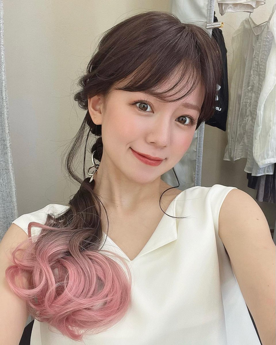 CarrollRus97669's tweet photo. 撮影で奇抜な髪型に😍❤️

これ前髪〜アップヘアの部分もウィッグなんだけど、めちゃくちゃ自然じゃない？🥺

中々挑戦しにくい髪型も
ウィッグなら気軽にできるからいいね🥰

#髪型
#奇抜
#ピンク
#かつら https://t.co/GXXYdEhsp1