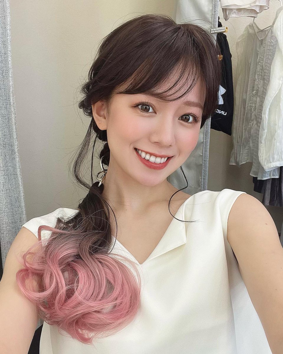 CarrollRus97669's tweet photo. 撮影で奇抜な髪型に😍❤️

これ前髪〜アップヘアの部分もウィッグなんだけど、めちゃくちゃ自然じゃない？🥺

中々挑戦しにくい髪型も
ウィッグなら気軽にできるからいいね🥰

#髪型
#奇抜
#ピンク
#かつら https://t.co/GXXYdEhsp1