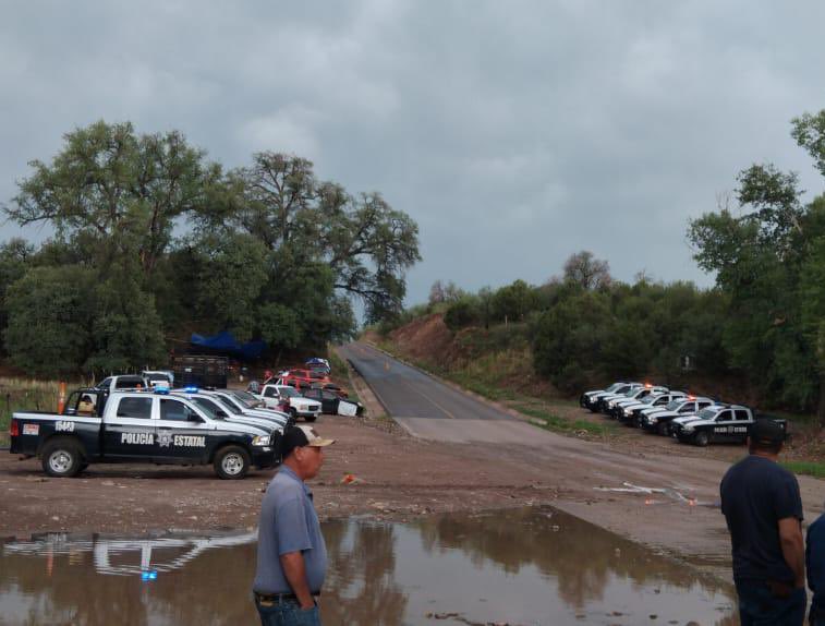 libera_radio's tweet photo. Fuentes cercanas a la comunidad de #Bacoachi nos informan que las patrullas de la policía estatal efectivamente llegaron a abrir el paso a las pipas de #GrupoMéxico  mismas que ya están pasando y saqueando el agua del acuífero
Otras comunidades se preparan para unirse y resistir https://t.co/6qqucFjGTA