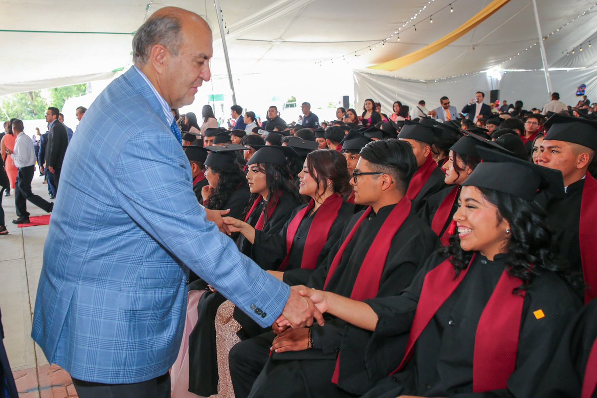 Hoy celebramos con orgullo y alegría la graduación de la Generación 2021-2024 del CECyTEHidalgo, Plantel #Ixmiquilpan. Nos congratulamos con ustedes por haber alcanzado esta importante meta al concluir exitosamente sus estudios de educación media superior, un paso más en su