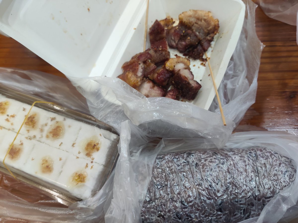 sang000123's tweet photo. 又是很快乐的两天呢。一起去吃了上次没吃到的南昌拌粉，吃完去买酒！刚调好了酒，嘴巴馋了又，乘着冰块没有化，直接出门去买宵夜。一晚上没怎么睡着，第二天一早四点多起床五点左右出发驱车25公里去吃早餐，吃了好多好吃的！睡了一觉，去做了沙浴很奇妙的体验，还去了盲人推拿
蓝色没有夕阳的天很安静 https://t.co/h7BuHyLWKI