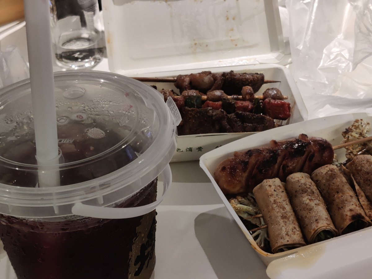 sang000123's tweet photo. 又是很快乐的两天呢。一起去吃了上次没吃到的南昌拌粉，吃完去买酒！刚调好了酒，嘴巴馋了又，乘着冰块没有化，直接出门去买宵夜。一晚上没怎么睡着，第二天一早四点多起床五点左右出发驱车25公里去吃早餐，吃了好多好吃的！睡了一觉，去做了沙浴很奇妙的体验，还去了盲人推拿
蓝色没有夕阳的天很安静 https://t.co/h7BuHyLWKI