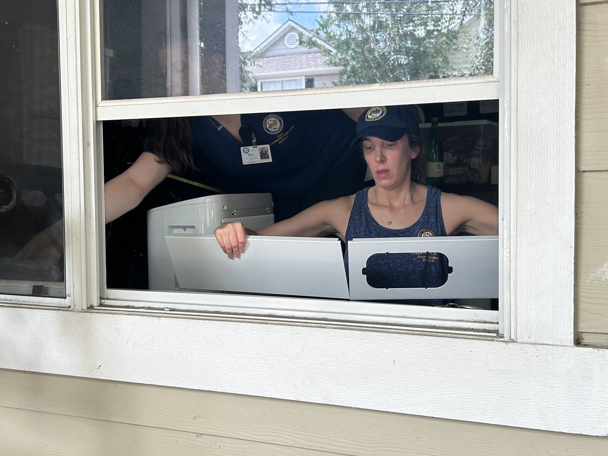 miyashay's tweet photo. I was surprised to see CM @AbbieKamin expertly install a window AC unit at a senior center. A skill she’s acquired thanks to our constant power outages.
But Kamin says we don’t have to live like this. My @abc13houston report on #beryl power outages:
https://t.co/jl2Ufs0i5U https://t.co/4wfuMTWNaO