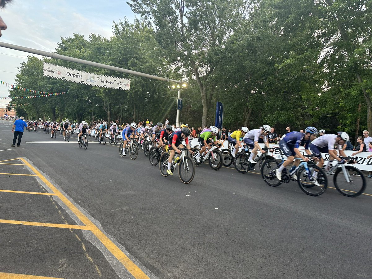 C_Bourgeois's tweet photo. Les Mardis cyclistes de Lachine sont une institution depuis 1978. Montréal est heureuse de soutenir ce rendez-vous estival. Bravo aux organisateurs qui font de cette compétition sportive de haut niveau un lieu rassembleur et festif https://t.co/qkkGOQBFO1 https://t.co/jjw8BDeLBx