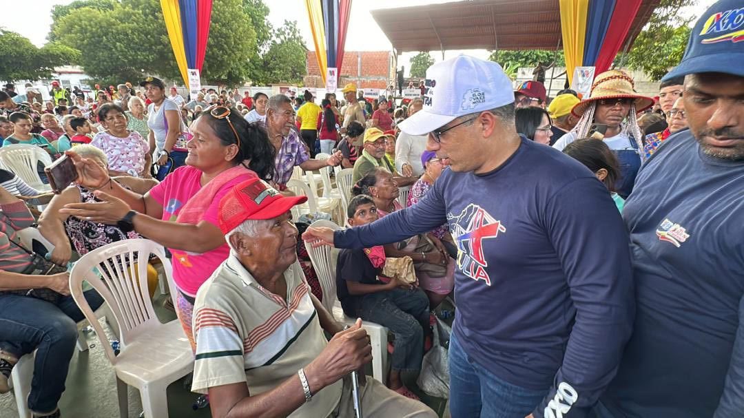 TellecheaRuiz's tweet photo. Con el Pdte. @NicolasMaduro, el estado Zulia está protegido. En los últimos días hemos desarrollado una intensa jornada de trabajo en el marco del 1x10 del Buen Gobierno, atendiendo con rapidez y eficiencia las demandas de la población zuliana en áreas estratégicas como asfaltado, servicios de salud, educación y ayudas sociales de respuesta inmediata. Seguiremos avanzando, con enfoque de trabajo en equipo y esfuerzo propio.