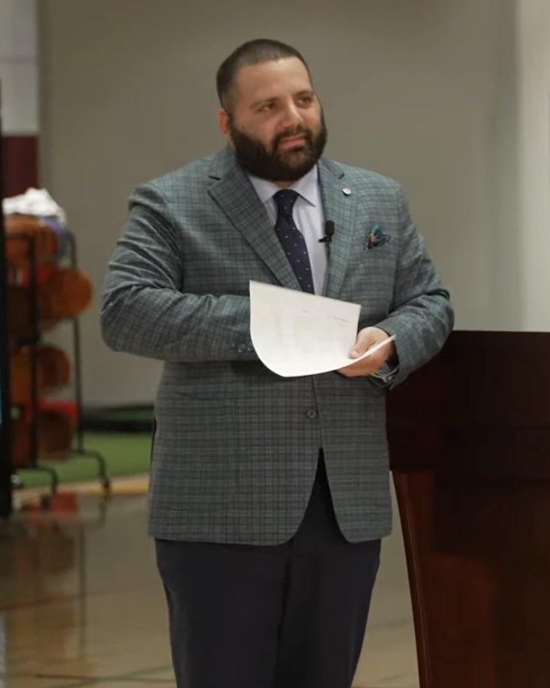 VivaLaStool's tweet photo. “Open it up?” -@Jerrythekid21 

“I think open it up unless you’re tie is comically short” -@nickturani https://t.co/GN3LfX4HKj