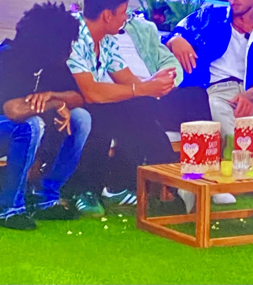 Aaron wears these dumb green sneakers literally all the time he needs to take them and leave the villa #loveislandusa