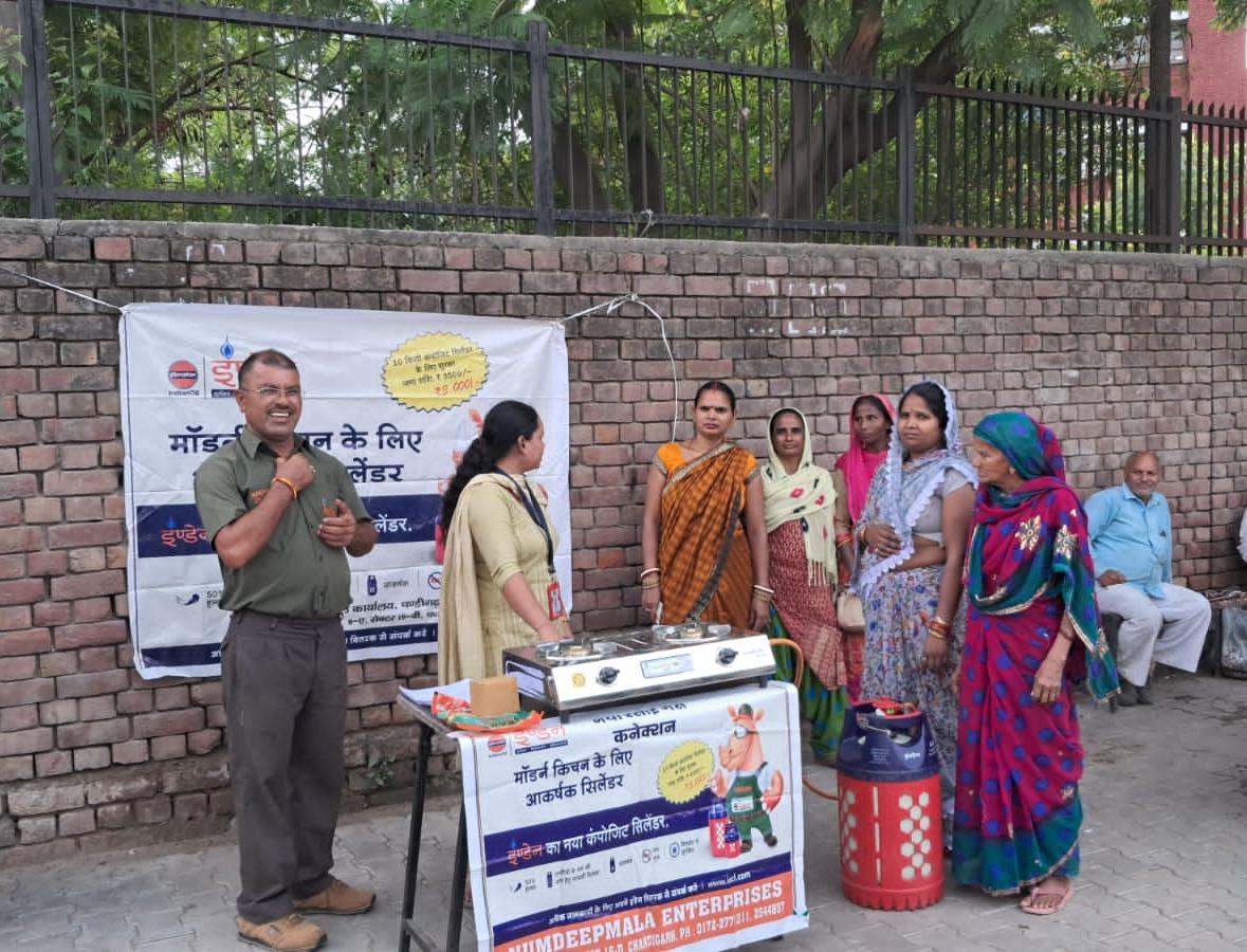 ioclpunjab's tweet photo. #NewLpgconnection &amp; #SafetyClinic by Numdeepmala at Dhanaas Chandigarh IDO @ioclpunjab.Trg on Safe practices in #LPG usage &amp; handling, PDC, EKYC, BsC,emergency helpline,ftl &amp; hot plate,no. update, #composite cyl imp. of #Surakshahose &amp; Mobile seeding.
@DirMktg_iocl 
@IndianOilcl https://t.co/AueMCguSdY
