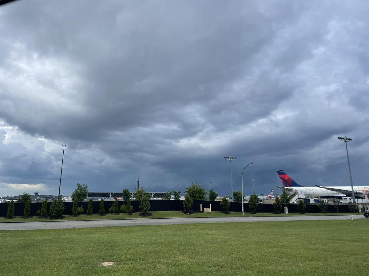 wxcecil's tweet photo. Interesting commute from the Atlanta airport #gawx #KATL https://t.co/kr3BYcIhuy