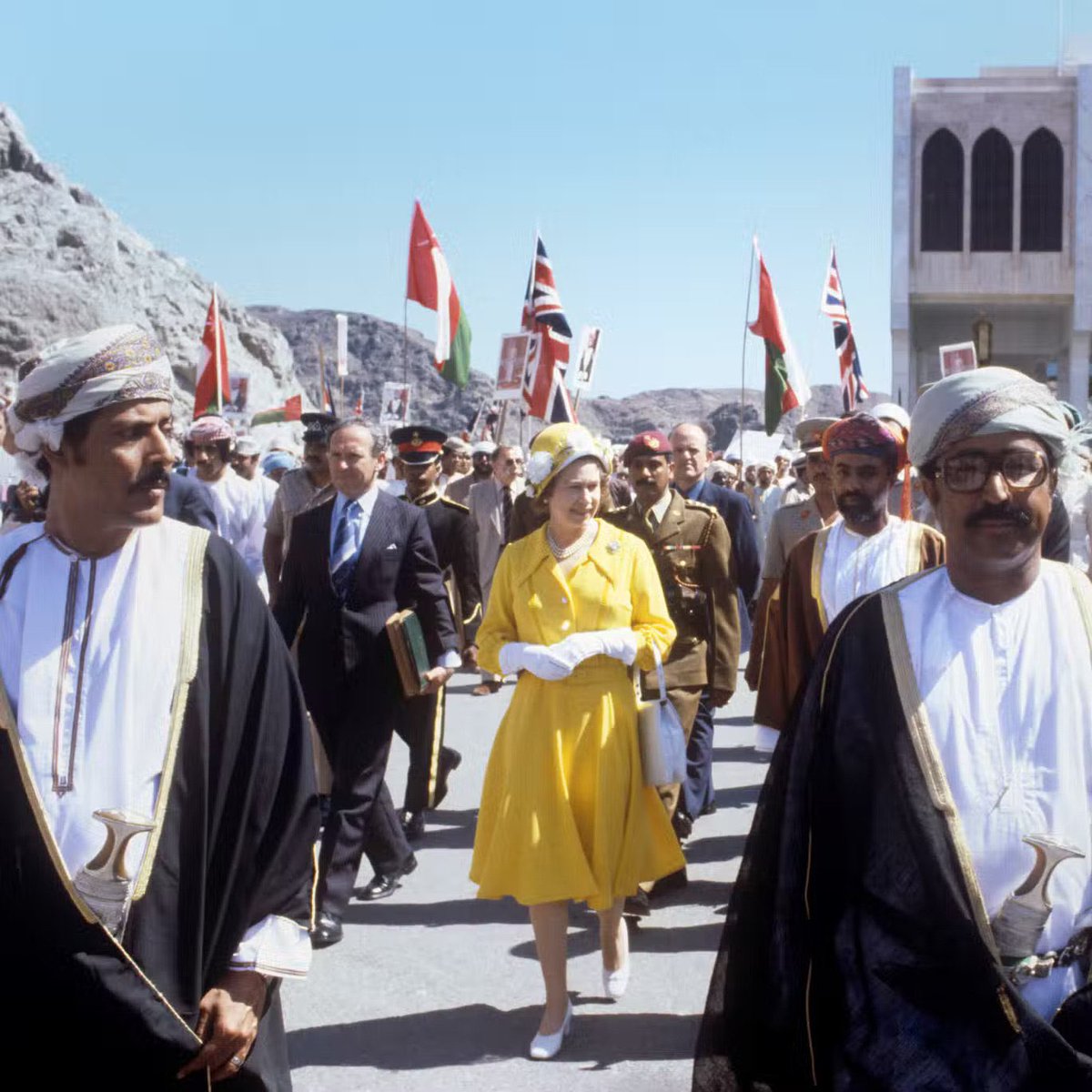 khalid2895's tweet photo. #Edinburgh على متن اليخت الملكي بريتانيا في عاصمة الشمال البريطاني أدنبرة ، الخنجر العماني الأصيل  هدية والي نزوى لملكة بريطانيا الراحلة إليزابيث الثانية خلال زيارتها للسلطنة في العام ١٩٧٩م. https://t.co/njKT0JxdYo