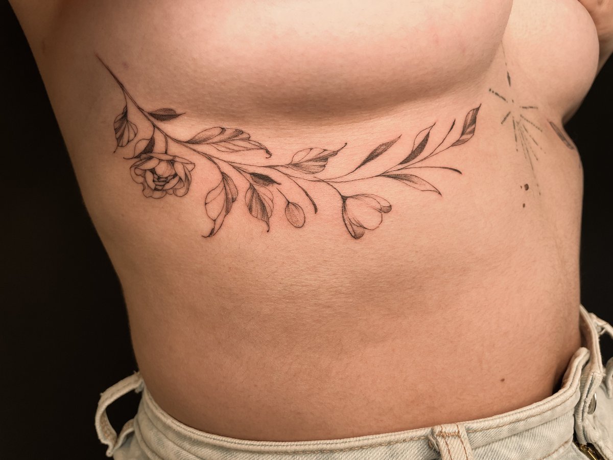 icarus_pal's tweet photo. Delicate floral for G. Thanks for trusting each leaf 🌱

(Sternon geometric already healed, not mine ;) ) https://t.co/BtMlTBnJWI
