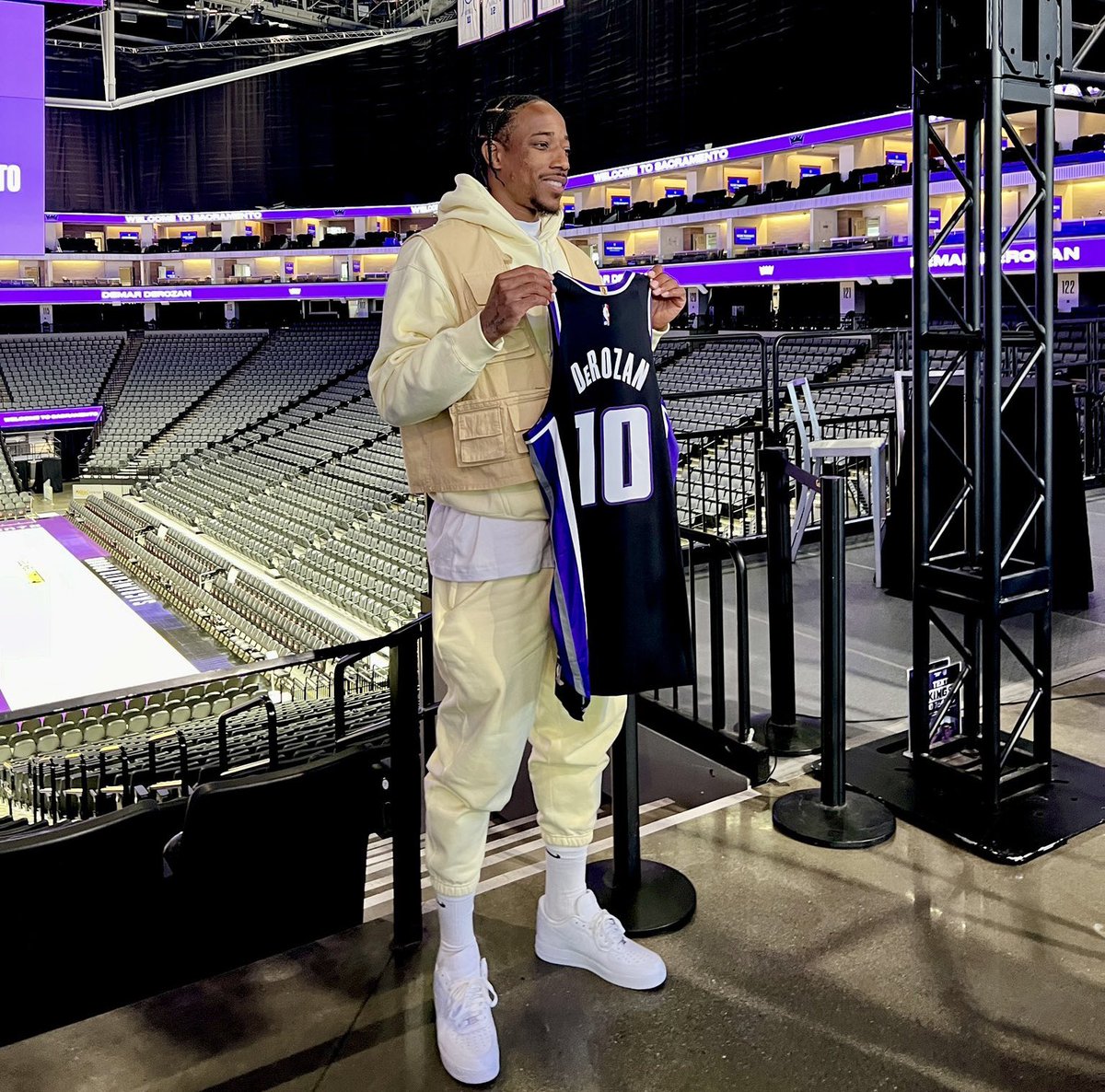 ✅ Extend Mike Brown
✅ draft Devin Carter
✅ re-sign Malik Monk
✅ S&amp;T for DeMar DeRozan

Kings are having an incredible offseason and no one outside of Sacramento is talking about it 👀