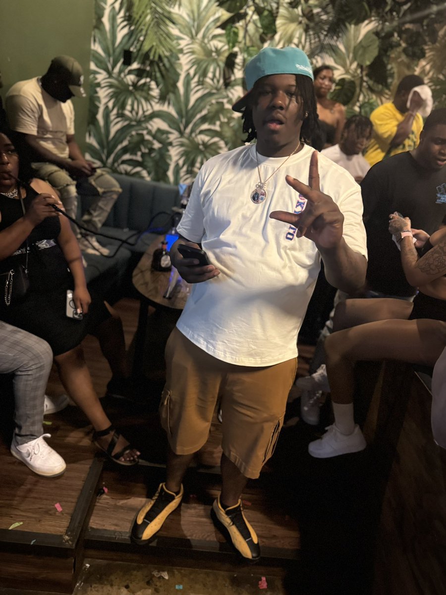 superslatty5l's tweet image. Sittin Ona Island 🏝️ By Myself, Ain’t No Comparing Slime #DrizzyLIVIN #FatMaccWRLD #NoSignal #FreeMySlatts