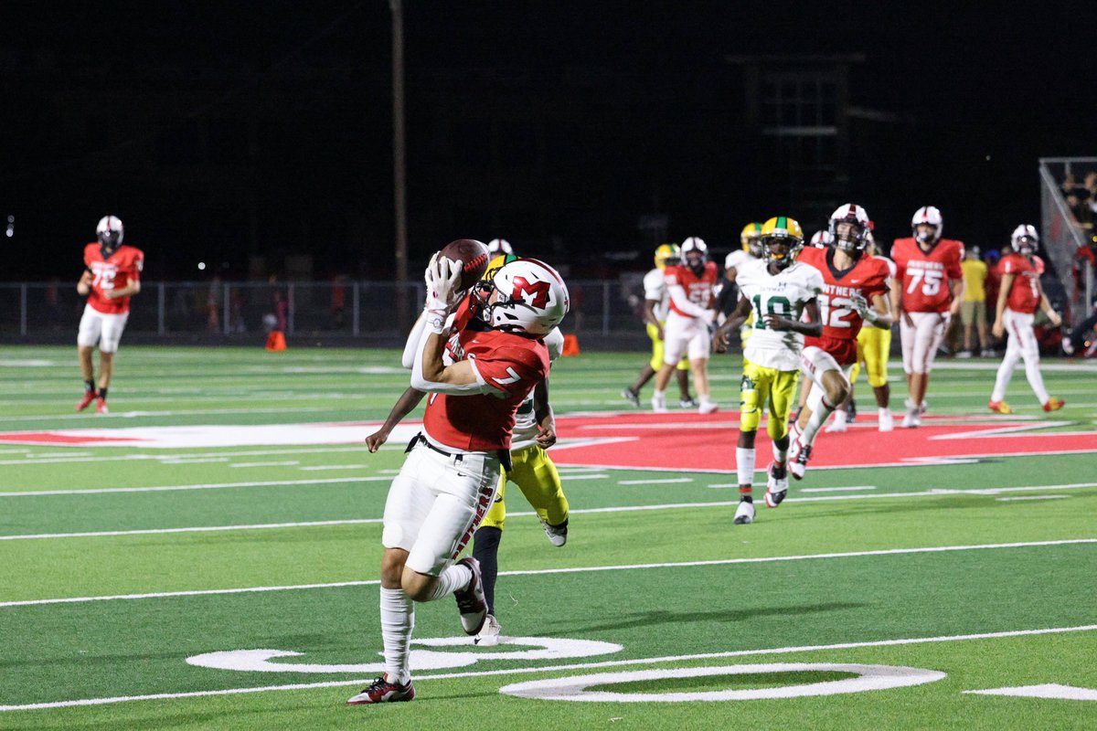 drjlstewart's tweet photo. TOP 30 (#25). A super, over-the-shoulder catch by Tyson Brooks #7, and an equally super, pinpoint throw by QB Heath Graf #1 (far right) v Dallas Gateway, Sept 29, 2023. As noted before (July 9), one of my favorite photos: the catch and the QB in the same photo. https://t.co/nk8Nwcovph
