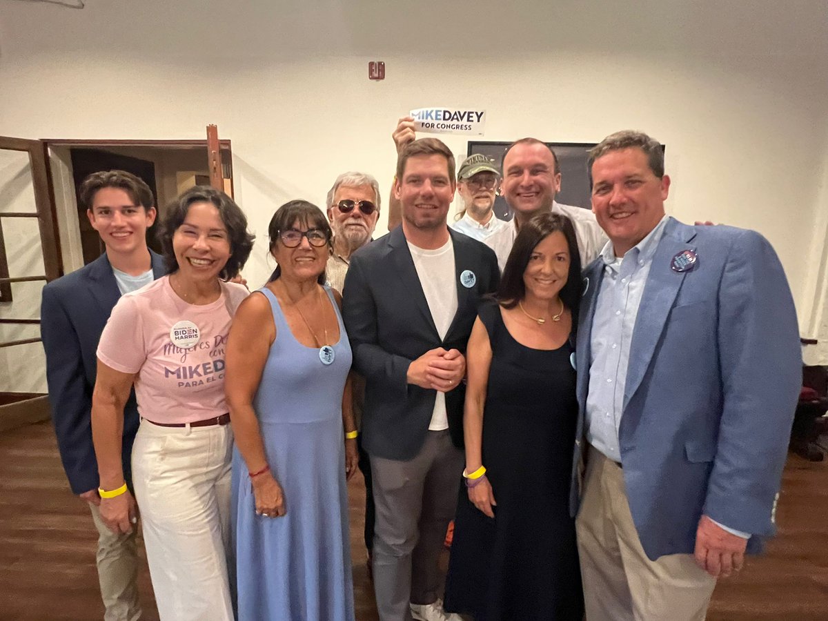 MikeDaveyFL27's tweet photo. Thanks Congressman @EricSwalwell for your support of our campaign and for uniting leaders like @ShevrinJones & @AHochkammer fom our community and candidates from across Florida like @WhitFox to remind us all to #DoMoreWorryLess as we work together to #DeliverVictory! https://t.co/9yQUlF4bBT