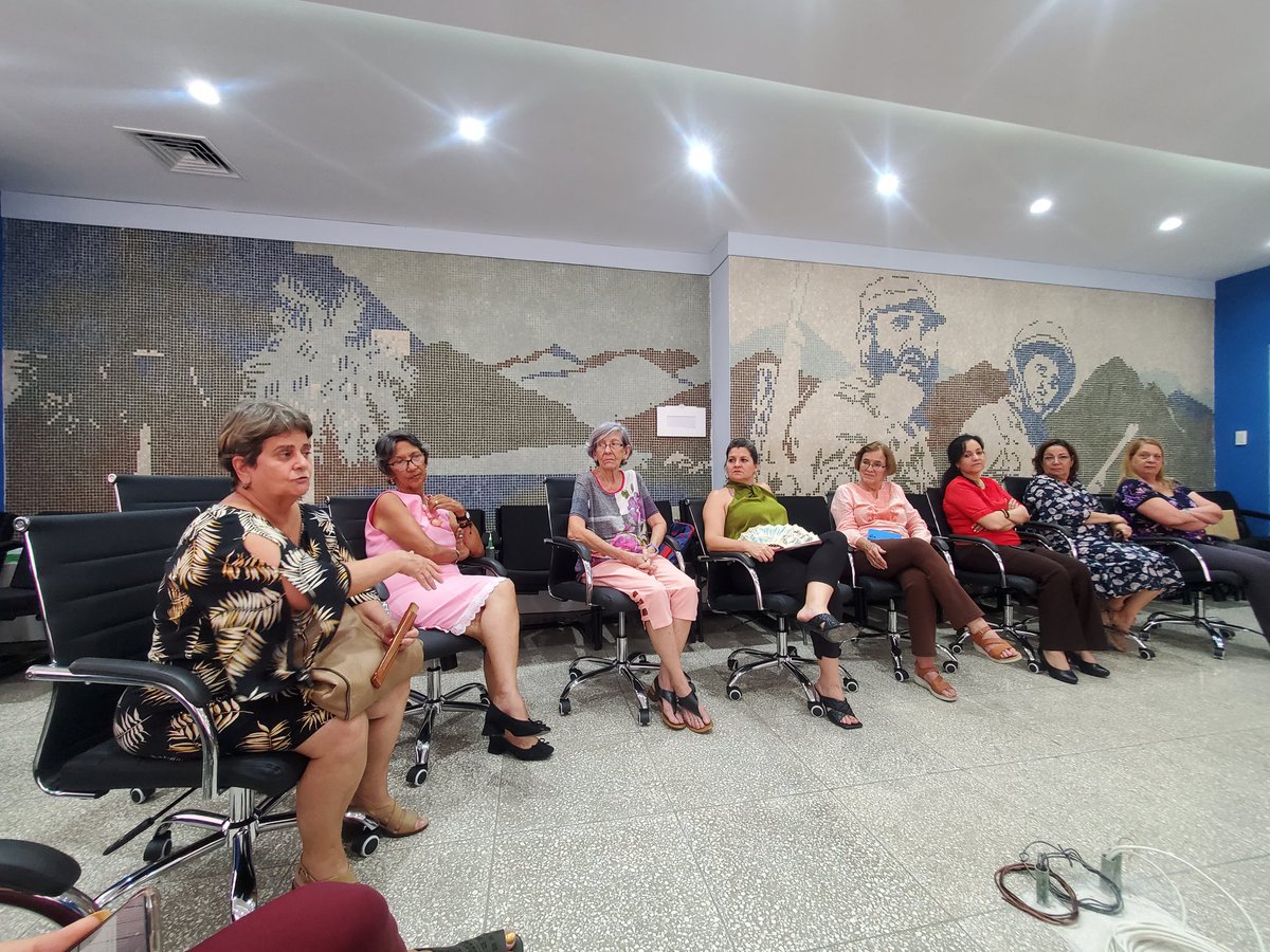 En ocasión del próximo aniversario de la <a href="/FMC_Cuba/">FMC de Cuba</a> el 23 de agosto, su Secretaria General <a href="/TeresaBoue/">@SecGFMC</a>, se reúne con mujeres del Organismo Central del MES
Se trataron temas relacionados con la participación y aportes de nuestras instituciones al Programa de Adelanto de la Mujer