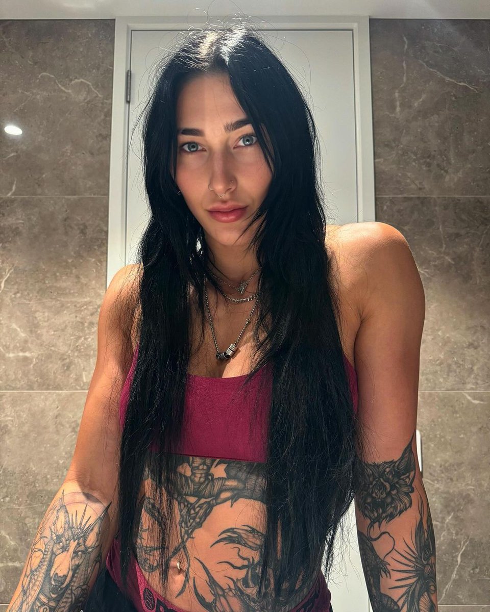 AGlamorousEgo's tweet image. Hungry for blood because the scent of betrayal is strong.