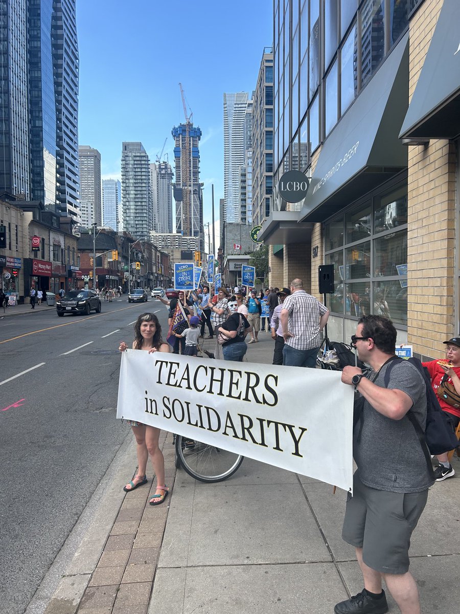 campbelljam2's tweet photo. Great to be out with other #Onted #Onlab workers supporting #LCBOstrike #SupportLCBOworkers Sooooo many people signing the @fairwagesnow petition demanding @fordnation: Keep the LCBO public and ensure full time jobs. People support the workers, not billionaires https://t.co/7zEmr0JX1w