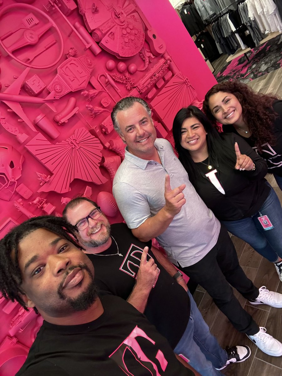 One thing about a meeting in HQ besides connecting with All Star leaders like <a href="/Lydia_Peralta_/">lydia.peralta</a> <a href="/hendricks_erik/">Erik Hendricks</a> and <a href="/mayraalelir/">Mayra</a>  is you never know who you will run into! Photobomb with the Best Damn VP in retail! @JacksonTingley <a href="/JonFreier/">Jon Freier</a> #madeinthemetroflex 😬