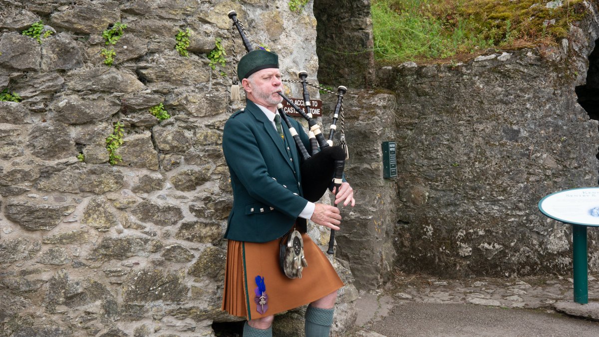baz_blackadder's tweet photo. Bagpipes player, performing at entrance of Blarney Castle, Blarney, Cork, Munster, Ireland.
July 2024.
#Photography #ruralscape #countryscape #Bagpipes #music #folkmusic #Irishmusic #archaeology #history #BlarneyCastle #Blarney #Cork #Munster #Ireland. https://t.co/HgOJJOtKrH