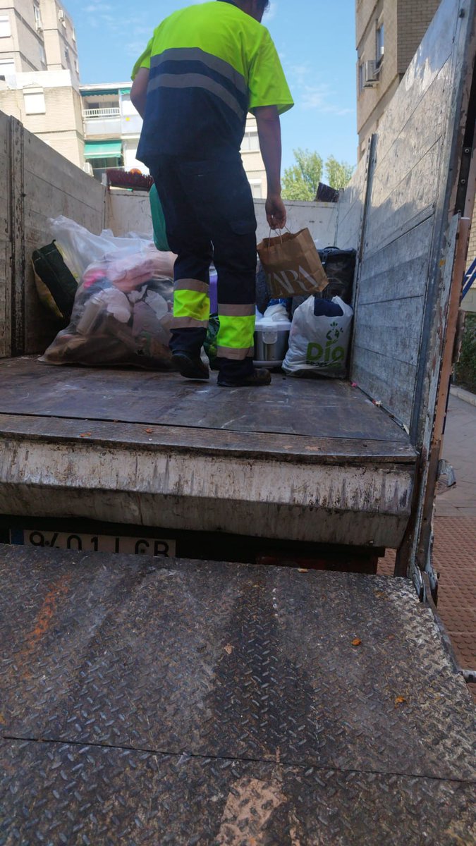 PahLeganes's tweet photo. Soluciones por el momento desde la concejalía de Servicios Sociales @jrodriguezd90:

- 2 días de hotel

- recoger las cosas a las 4 de la tarde (porque "por la mañana era imposible") con un camión de recogida de bultos, dejándoles todo el día en la calle

- Ah,y echarnos la culpa https://t.co/WBD1WqiUZj