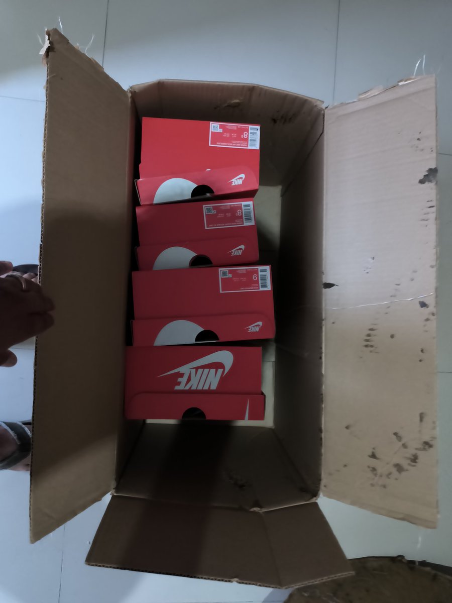 SabdielGomez's tweet photo. @Profeco tengo una queja como @Nike @NikeService y @PayPalMexico @PayPal por no entregar completo una compra que realicé desde el 23 de mayo y ninguna empresa se está haciendo responsable. De 4 pares de tenis que compré sólo me llegó 1 y 3 cajas vacías. Solicito su apoyo porfavor https://t.co/pgfiA6pciv