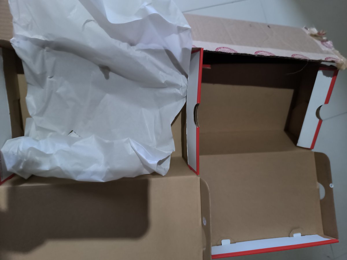 SabdielGomez's tweet photo. @Profeco tengo una queja como @Nike @NikeService y @PayPalMexico @PayPal por no entregar completo una compra que realicé desde el 23 de mayo y ninguna empresa se está haciendo responsable. De 4 pares de tenis que compré sólo me llegó 1 y 3 cajas vacías. Solicito su apoyo porfavor https://t.co/pgfiA6pciv