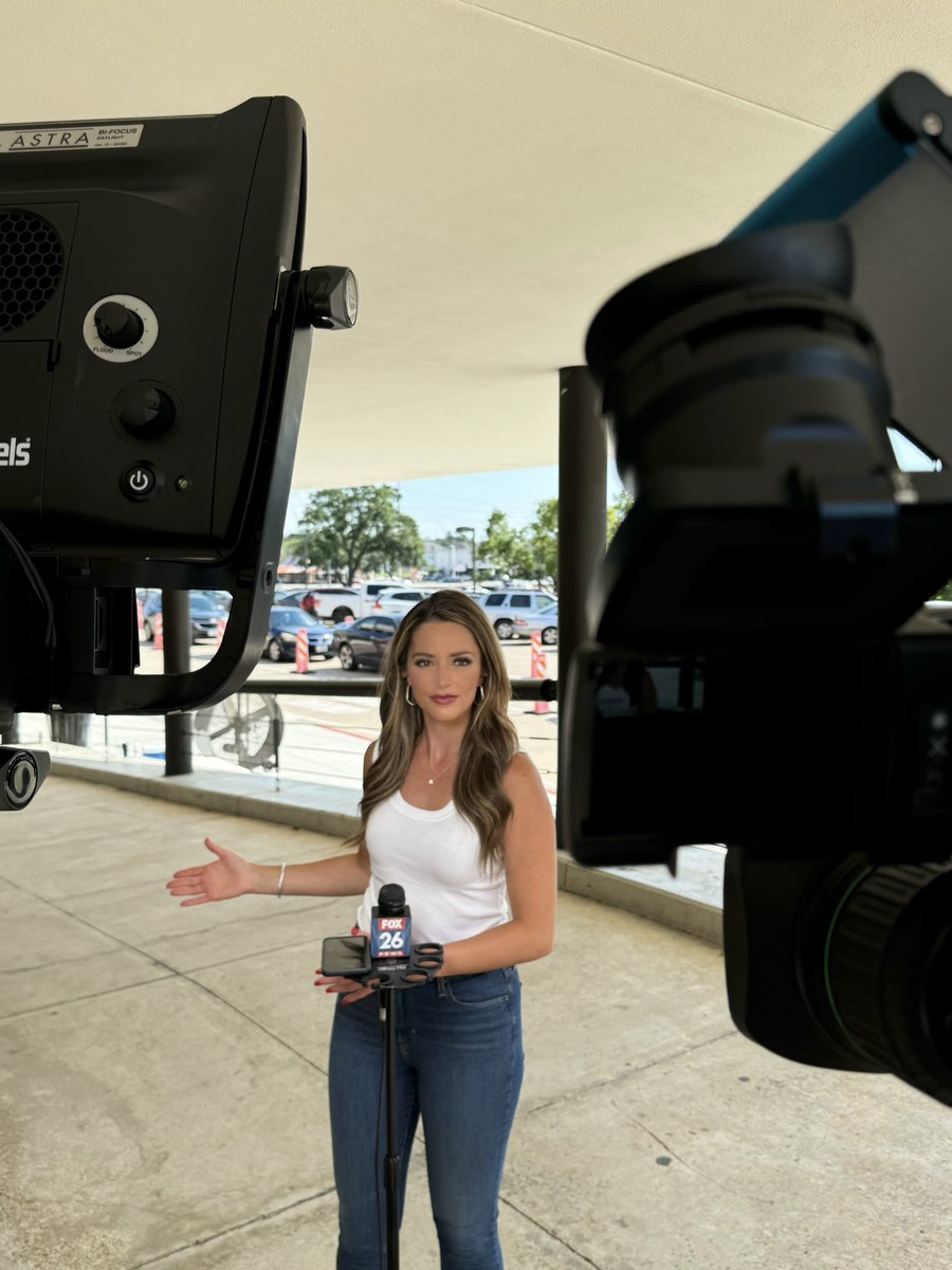 CarolineonTV's tweet photo. Live at Lakewood Church, one of many cooling centers in Houston as 1.5 million people are still without power in this sweltering heat. Watch live on @FOX26Houston website or by adding FOX Local to your smart TV. https://t.co/OSLtCS1JyR