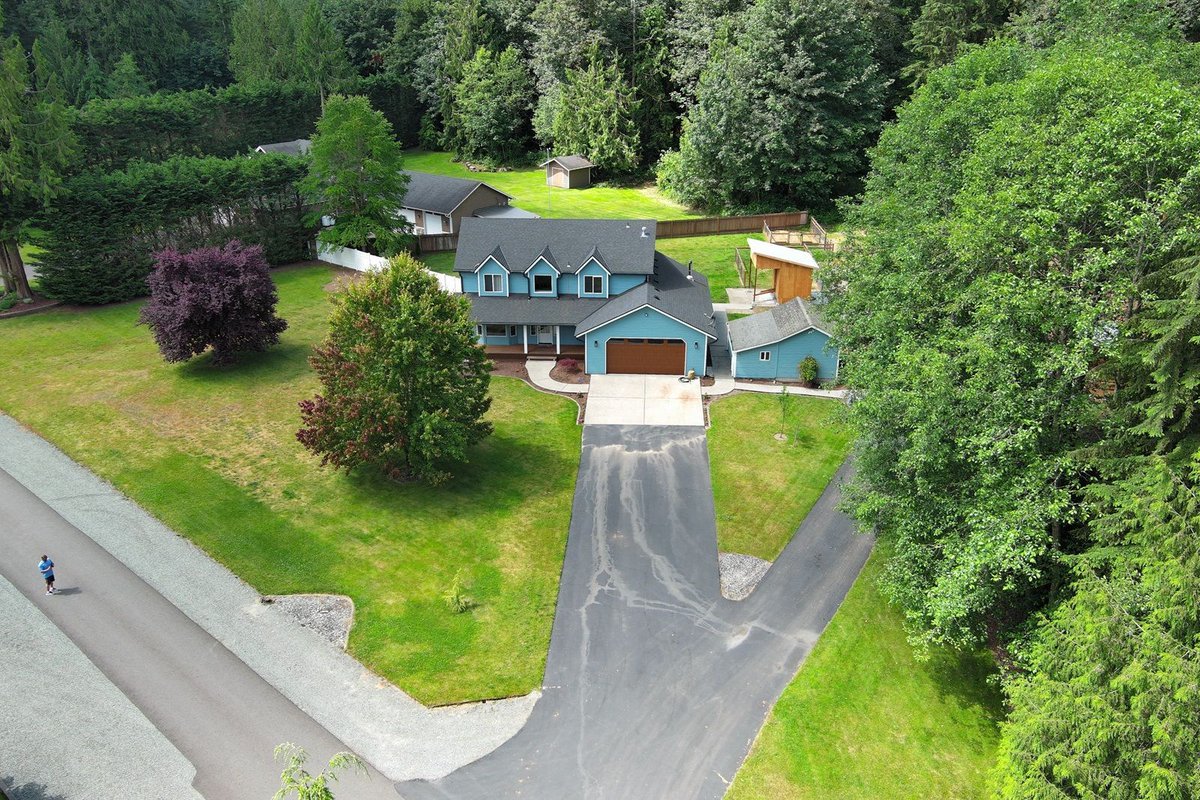 snocoliving's tweet photo. 🏡✨Discover this stunning Modern Farmhouse on a Country Lane! Features vinyl plank flooring, custom iron staircase, quartz countertops, stainless appliances, cozy woodstove, large bedrooms, jetted tub, and more! 🌳🐕🎥Tour now: https://t.co/wc7gD1l5Cg #ModernFarmhouse #DreamHome https://t.co/p6bEeVXmh0