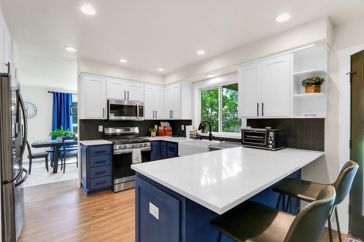 snocoliving's tweet photo. 🏡✨Discover this stunning Modern Farmhouse on a Country Lane! Features vinyl plank flooring, custom iron staircase, quartz countertops, stainless appliances, cozy woodstove, large bedrooms, jetted tub, and more! 🌳🐕🎥Tour now: https://t.co/wc7gD1l5Cg #ModernFarmhouse #DreamHome https://t.co/p6bEeVXmh0