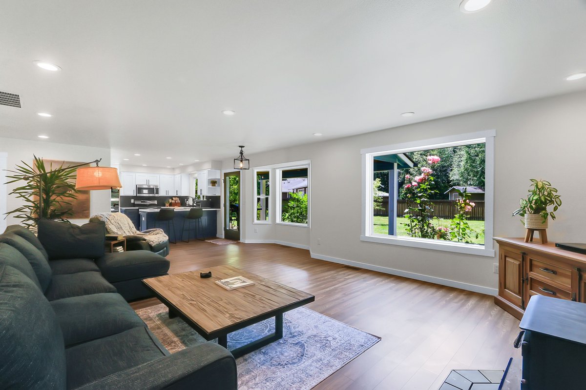 snocoliving's tweet photo. 🏡✨Discover this stunning Modern Farmhouse on a Country Lane! Features vinyl plank flooring, custom iron staircase, quartz countertops, stainless appliances, cozy woodstove, large bedrooms, jetted tub, and more! 🌳🐕🎥Tour now: https://t.co/wc7gD1l5Cg #ModernFarmhouse #DreamHome https://t.co/p6bEeVXmh0