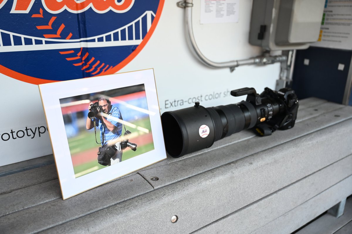 Mets's tweet photo. Forever a spot in the photo well 🧡💙 https://t.co/rQS4UDQwRk