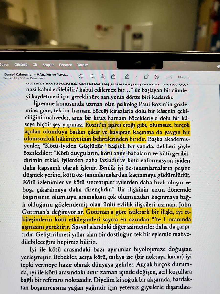 hmelisaacar's tweet photo. “Bir hamam böceği, bir kase kirazın görüntüsünü mahveder. Ama bir kiraz, hamam böcekleriyle dolu bir kaseyi güzelleştiremez.”

Daniel Kahneman iyi/kötü değerlendirmelerimize dair muazzam bir noktaya değiniyor: https://t.co/EqiDrUUu16
