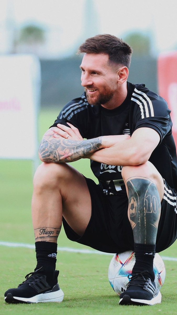 LMESSI_ARG's tweet photo. ㅤ abraça o colo do pai e chora nele, é todo seu, fala que tá emocionado com o colo gostoso do seu paizão. https://t.co/eTECuRot5W