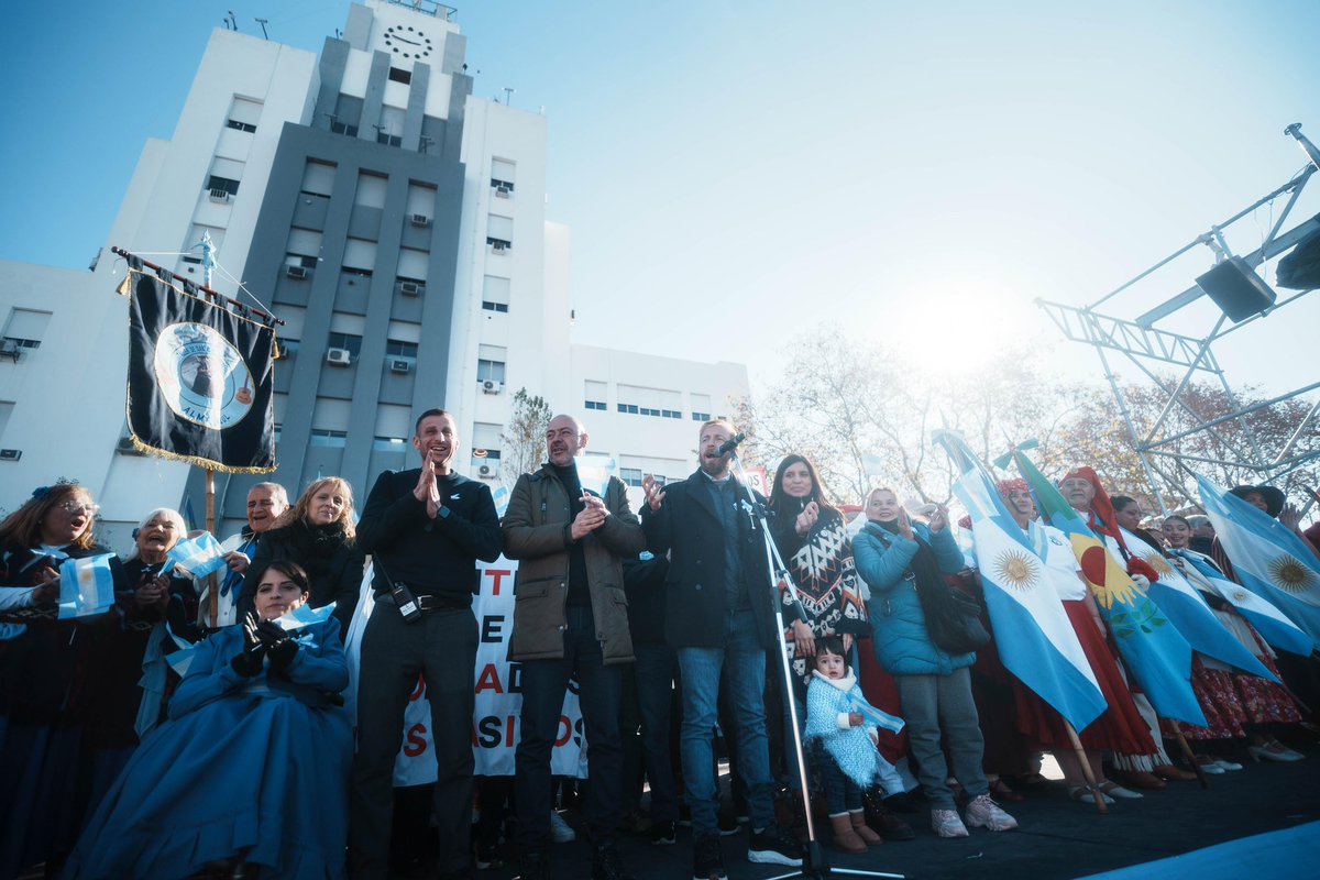 fotermin's tweet photo. 🇦🇷❤️ Celebramos en familia la Peña por la Patria de Lomas. 

Este 9 de Julio, con Daniela y Sofía, nos encontramos junto a miles de vecinos en la Plaza Grigera. Vamos a construir entre todos un futuro mejor. https://t.co/JrpkDrkOsg