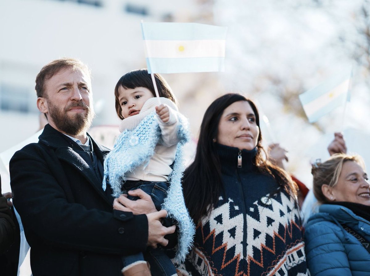 fotermin's tweet photo. 🇦🇷❤️ Celebramos en familia la Peña por la Patria de Lomas. 

Este 9 de Julio, con Daniela y Sofía, nos encontramos junto a miles de vecinos en la Plaza Grigera. Vamos a construir entre todos un futuro mejor. https://t.co/JrpkDrkOsg