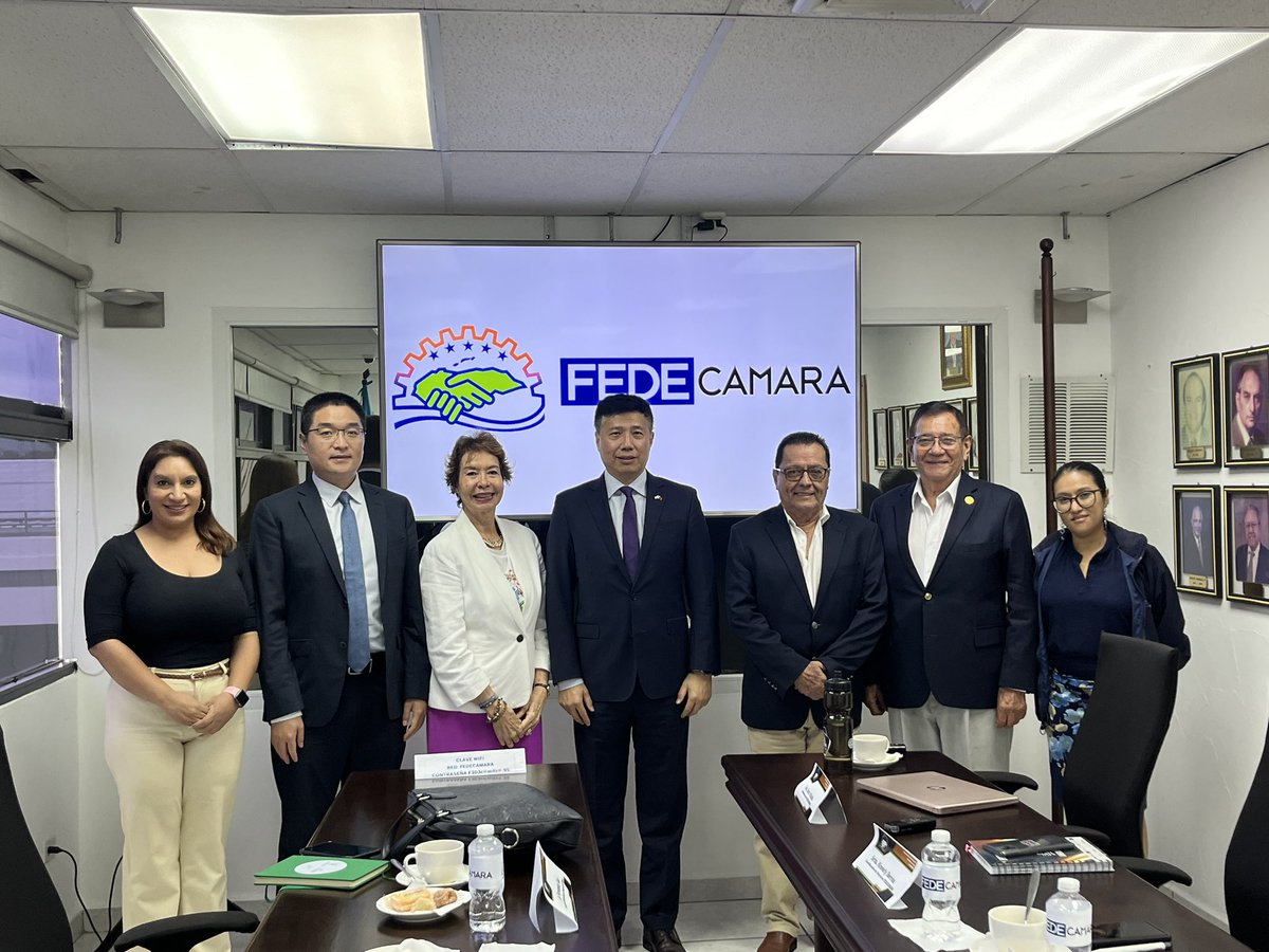FEDECAMARAHN's tweet photo. Esta tarde el Presidente de #FEDECAMARA, doctor Rolando Alvarenga, junto a ejecutivos de la Federación, recibieron al Embajador de la República Popular de #China en #Honduras Sr. Yu Bo. https://t.co/8k3f3BXO9I