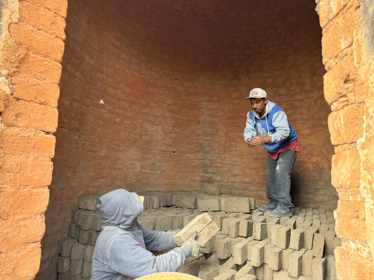 aguagobgente's tweet photo. En seguimiento a la Estrategia Integral de Atención al Sector Ladrillero en el estado, avanzamos por un #GTO más limpio.

En compañía de los productores de ladrilleras El Refugio, supervisamos la construcción de los hornos MK2.

Acciones transversales, para un #GTO sustentable. https://t.co/e5OJIR6KFr