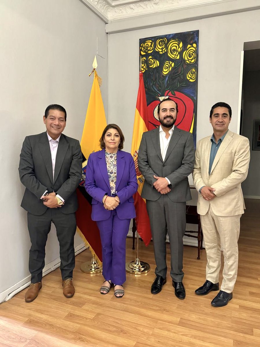 patricio_maldo's tweet photo. Hoy, en la @EmbajadaEcuESP con @Wilmandrade y junto a mis colegas alcaldes de @GualaceoGAD y de #Arenillas, logramos:

🟡Construcción de hermanamientos entre municipios de 🇪🇨 y 🇪🇸
🔵Identificar recursos de cooperación
🔴Difusión de ofertas de intercambio https://t.co/7AcVO4HPYq