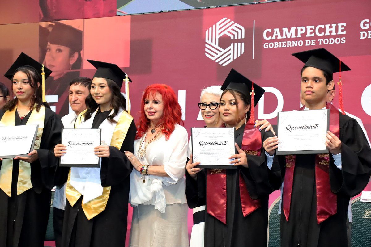 cecytecampeche's tweet photo. Por su determinación y perseverancia, 521 alumnas y alumnos recibieron de manos de la gobernadora @LaydaSansores los documentos de egreso satisfactorio de nuestra casa, la mejor prepa de Campeche el #CECyTEC.
@magyduarte @ccecyte https://t.co/8cZsYaxW2u