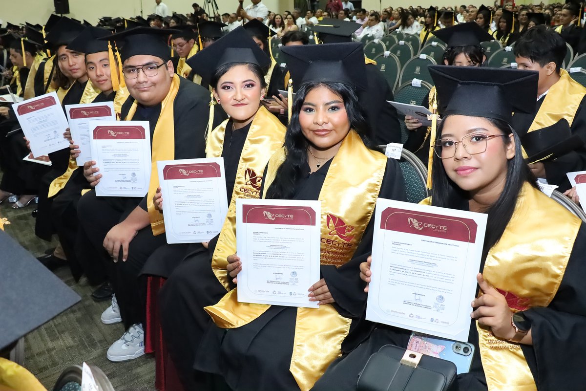 cecytecampeche's tweet photo. Por su determinación y perseverancia, 521 alumnas y alumnos recibieron de manos de la gobernadora @LaydaSansores los documentos de egreso satisfactorio de nuestra casa, la mejor prepa de Campeche el #CECyTEC.
@magyduarte @ccecyte https://t.co/8cZsYaxW2u