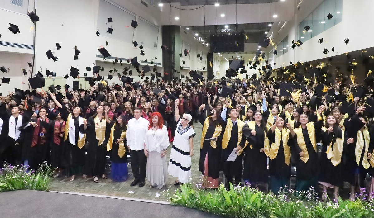 cecytecampeche's tweet photo. Por su determinación y perseverancia, 521 alumnas y alumnos recibieron de manos de la gobernadora @LaydaSansores los documentos de egreso satisfactorio de nuestra casa, la mejor prepa de Campeche el #CECyTEC.
@magyduarte @ccecyte https://t.co/8cZsYaxW2u