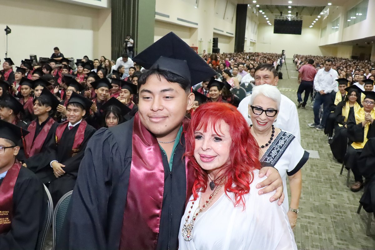 cecytecampeche's tweet photo. Por su determinación y perseverancia, 521 alumnas y alumnos recibieron de manos de la gobernadora @LaydaSansores los documentos de egreso satisfactorio de nuestra casa, la mejor prepa de Campeche el #CECyTEC.
@magyduarte @ccecyte https://t.co/8cZsYaxW2u