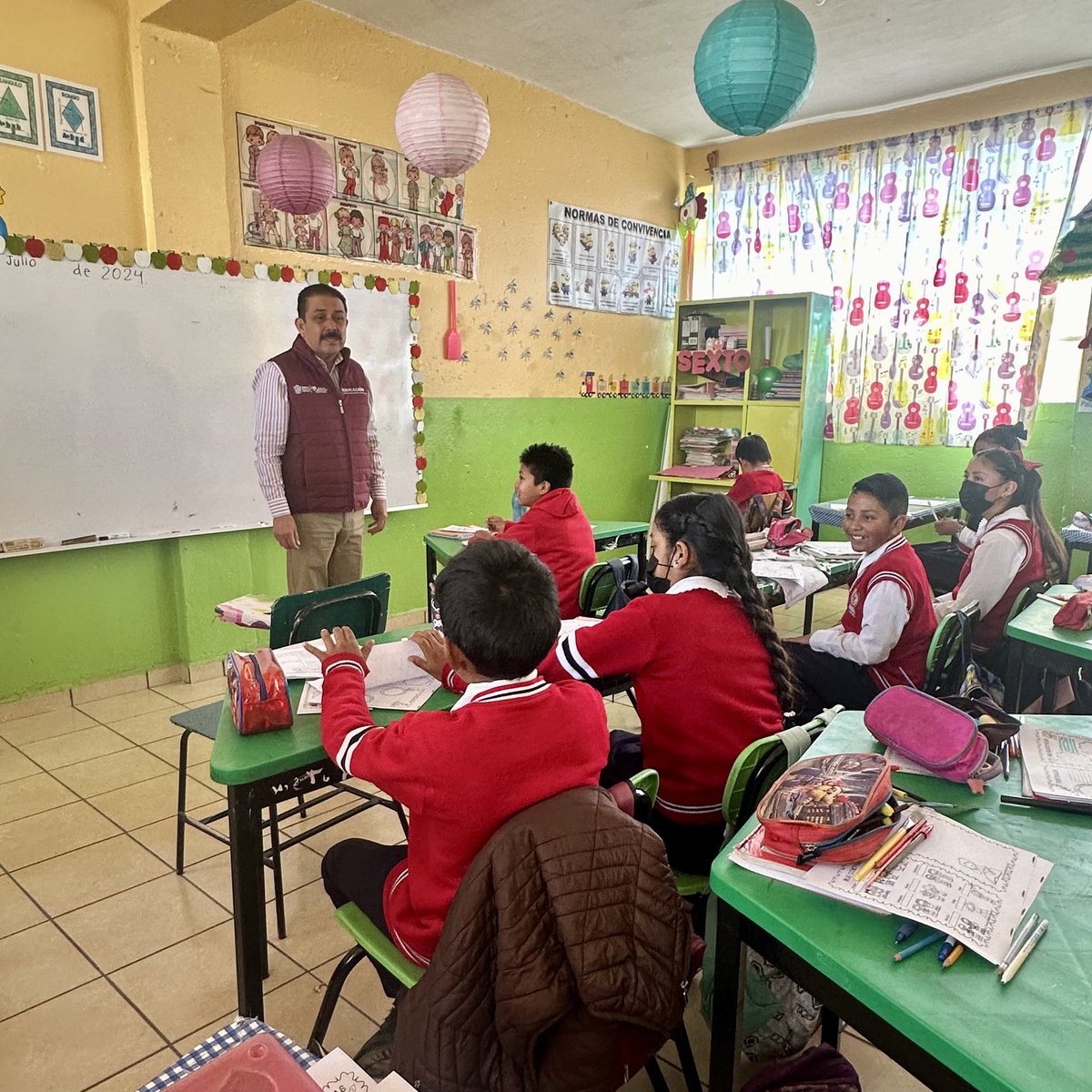 arturougaldea_'s tweet photo. ¡Cumplimentar las acciones de acercamiento y apertura al diálogo, es primordial para atender las necesidades educativas! 
El Srio. Miguel Ángel Hernández Espejel, visitó la Prim. "Benito Juárez" en #ElOro, para entregar la rehabilitación de sanitarios.
#ElPoderDeServir https://t.co/zCVH9abpao
