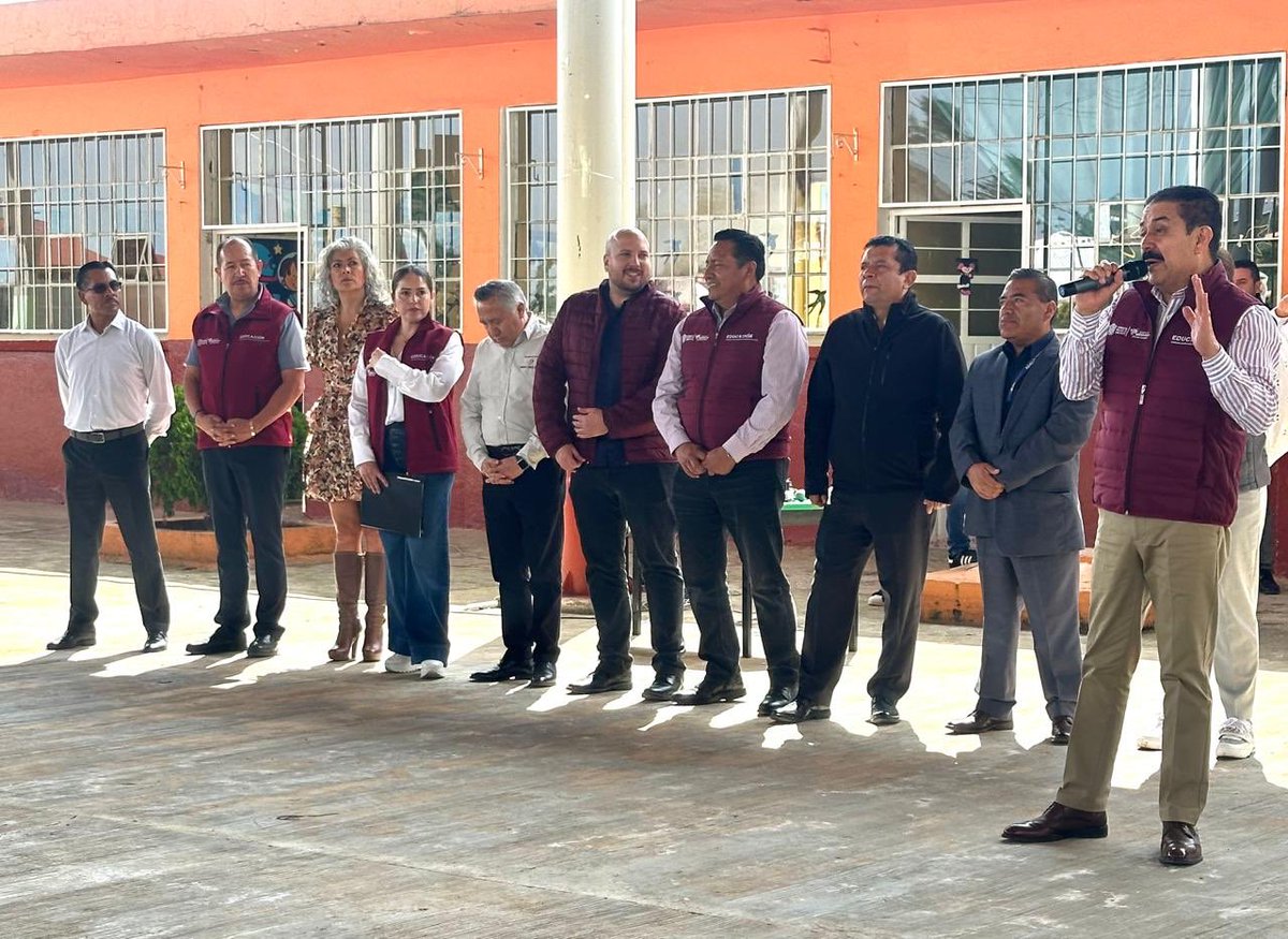 arturougaldea_'s tweet photo. ¡Cumplimentar las acciones de acercamiento y apertura al diálogo, es primordial para atender las necesidades educativas! 
El Srio. Miguel Ángel Hernández Espejel, visitó la Prim. "Benito Juárez" en #ElOro, para entregar la rehabilitación de sanitarios.
#ElPoderDeServir https://t.co/zCVH9abpao