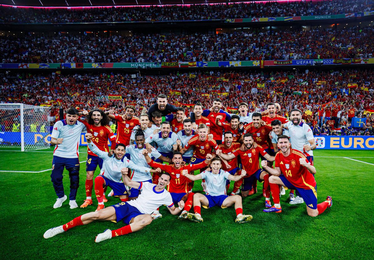 Generaldepie_'s tweet photo. Tengo un ligero recuerdo de Italia 90, me empapé de EEUU 94, me dolió Inglaterra 96…. Así hasta la época dorada y ahora sigo y sigo… me encanta la @SEFutbol desde que era un nano. No va de política, ni de banderas, va de locura por el fútbol. Mi sentimiento es valencianista, pero en Mundiales y Euros soy a muerte de la roja! Muy ilusionado con la opción de ganar la 4 #EURO2024 y creía desde el principio en nuestras opciones. EQUIPAZO! Gracias por la ilusión de este mes que a los futboleros nos ayuda a llevar mejor el día a día!! 🇪🇸🇪🇸🇪🇸🇪🇸
