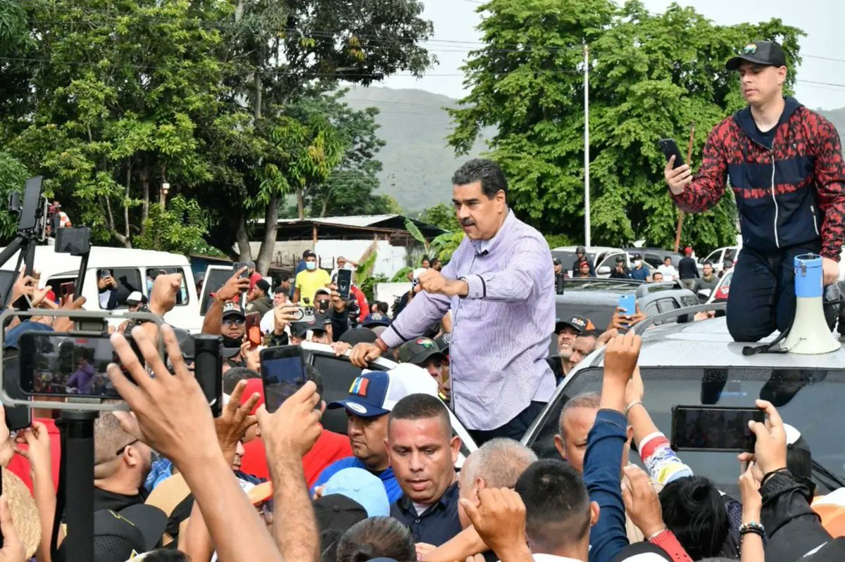 Nahumfernandezm's tweet photo. 🐓Nuestro presidente @NicolasMaduro ha recorrido varias zonas afectadas por las lluvias en Cumanacoa, para brindar máxima atención a las familias. La esperanza está en la calle y el Gobierno Bolivariano siempre estará protegiendo a los sectores más vulnerables.#VenezuelaEsPoesía https://t.co/nWIDJO3HZx