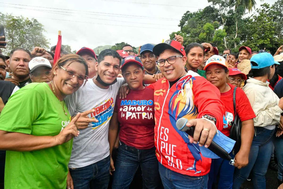 Nahumfernandezm's tweet photo. 🐓Nuestro presidente @NicolasMaduro ha recorrido varias zonas afectadas por las lluvias en Cumanacoa, para brindar máxima atención a las familias. La esperanza está en la calle y el Gobierno Bolivariano siempre estará protegiendo a los sectores más vulnerables.#VenezuelaEsPoesía https://t.co/nWIDJO3HZx
