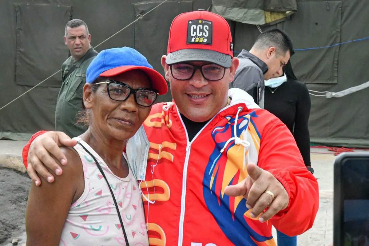 Nahumfernandezm's tweet photo. 🐓Nuestro presidente @NicolasMaduro ha recorrido varias zonas afectadas por las lluvias en Cumanacoa, para brindar máxima atención a las familias. La esperanza está en la calle y el Gobierno Bolivariano siempre estará protegiendo a los sectores más vulnerables.#VenezuelaEsPoesía https://t.co/nWIDJO3HZx