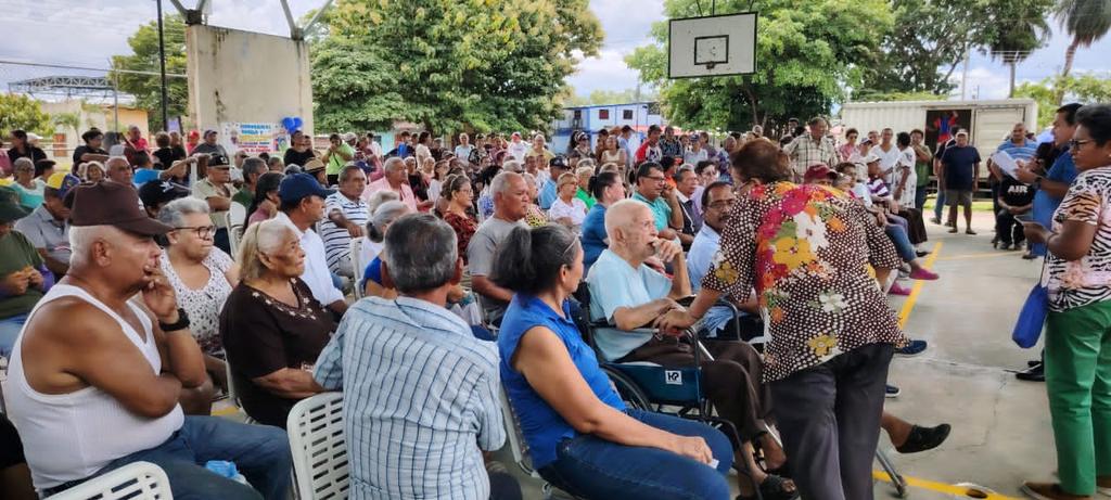 En una extraordinaria jornada enmarcada en la Gran Misión Abuelos y Abuelas de la Patria fueron entregados 647 Combos Especiales #CLAP a 44 círculos de adultos mayores de la parroquia El Carmen, profundizando la atención integral como línea de acción del Pdte. <a href="/NicolasMaduro/">Nicolás Maduro</a>.